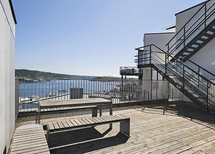 2br At Tjuvhomen With Sea View 아파트