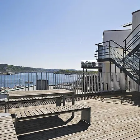 2br At Tjuvhomen With Sea View 公寓